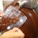 De gekristalliseerde chocolade in de vorm gieten.