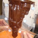 De gekristalliseerde chocolade in de vorm gieten.